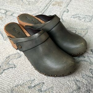 LISA B. Classic High Heel Clog Olive Leather Women’s 38 7 Pine Heel 2 7/8” Studs